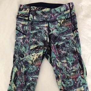 Lululemon 3/4 leggings with abstract print